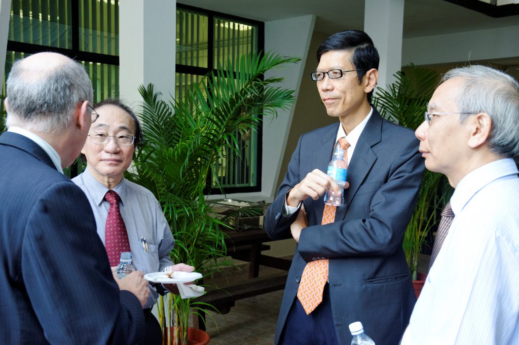 An impromptu summit meeting: (From left) Tim BROWN (back facing camera), Louis CHEN, President TAN Chorn Chuan, CHONG Chi Tat