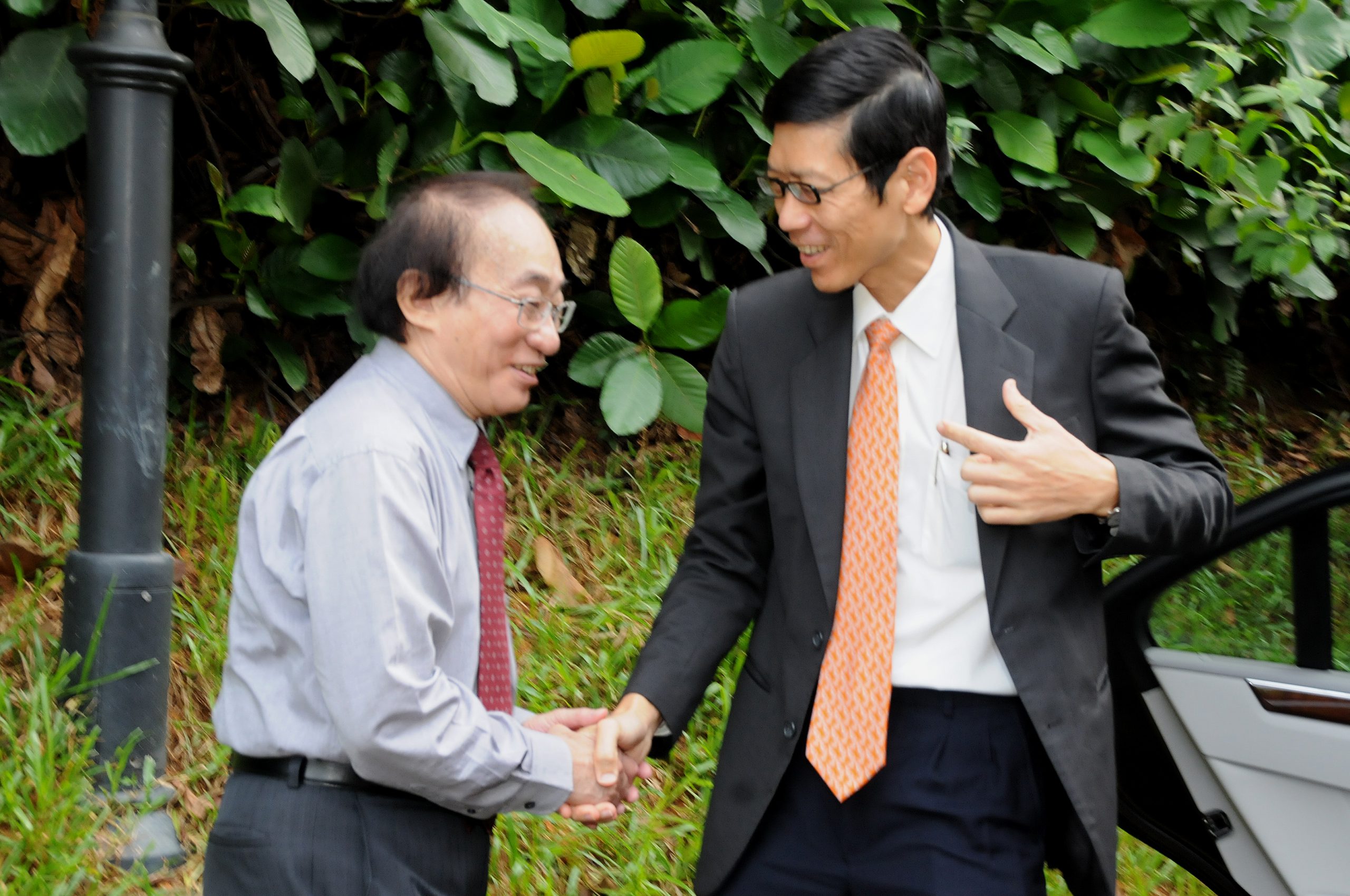 IMS Director Louis CHEN greets NUS President TAN Chorh Chuan