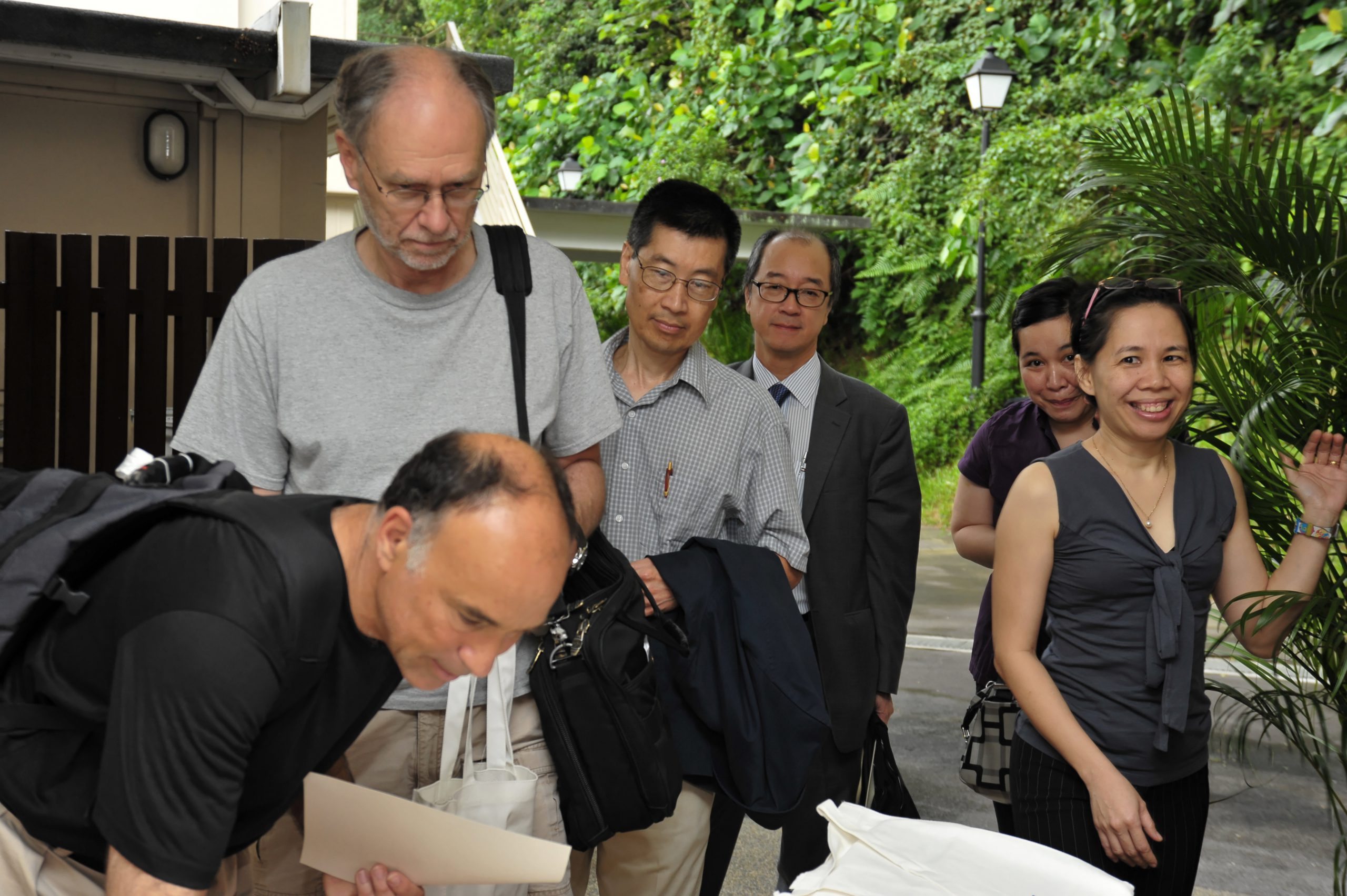 Guests signing in: (From left) Larry GOLDSTEIN, Michael WATERMAN, LOH Wei Yin , Tony CHAN, Mia PANG RAY, Ivy SUAN 